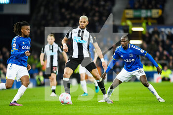 2022-03-17 - Everton's midfielder Alex Iwobi (17), Newcastle United's midfielder Joelinton (7), Everton's midfielder Abdoulaye Doucoure (16) during the English championship Premier League football match between Everton and Newcastle United on March 17, 2022 at Goodison Park in Liverpool, England - EVERTON VS NEWCASTLE UNITED - ENGLISH PREMIER LEAGUE - SOCCER