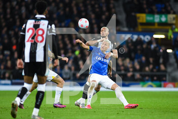 2022-03-17 - Newcastle United's midfielder Joelinton (7) challenges Everton's forward Richarlison (7) for the ball during the English championship Premier League football match between Everton and Newcastle United on March 17, 2022 at Goodison Park in Liverpool, England - EVERTON VS NEWCASTLE UNITED - ENGLISH PREMIER LEAGUE - SOCCER