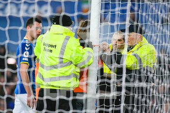 2022-03-17 - A fan ties himself to the goal post during the English championship Premier League football match between Everton and Newcastle United on March 17, 2022 at Goodison Park in Liverpool, England - EVERTON VS NEWCASTLE UNITED - ENGLISH PREMIER LEAGUE - SOCCER