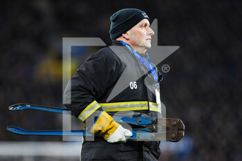 2022-03-17 - Everton staff come onto the pitch with bolt cutters to release the protesting fan during the English championship Premier League football match between Everton and Newcastle United on March 17, 2022 at Goodison Park in Liverpool, England - EVERTON VS NEWCASTLE UNITED - ENGLISH PREMIER LEAGUE - SOCCER