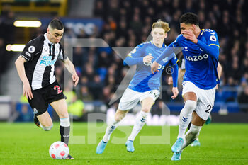 2022-03-17 - Newcastle United's midfielder Miguel Almiron (24) and Ben Godfrey of Everton during the English championship Premier League football match between Everton and Newcastle United on March 17, 2022 at Goodison Park in Liverpool, England - EVERTON VS NEWCASTLE UNITED - ENGLISH PREMIER LEAGUE - SOCCER
