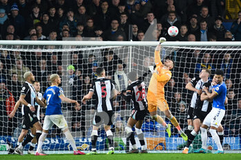 2022-03-17 - Newcastle United's goalkeeper Martin Dubravka (1) punches the ball during the English championship Premier League football match between Everton and Newcastle United on March 17, 2022 at Goodison Park in Liverpool, England - EVERTON VS NEWCASTLE UNITED - ENGLISH PREMIER LEAGUE - SOCCER