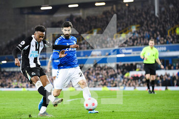 2022-03-17 - Newcastle United's midfielder Joe Willock (28) and Andre Gomes of Everton during the English championship Premier League football match between Everton and Newcastle United on March 17, 2022 at Goodison Park in Liverpool, England - EVERTON VS NEWCASTLE UNITED - ENGLISH PREMIER LEAGUE - SOCCER