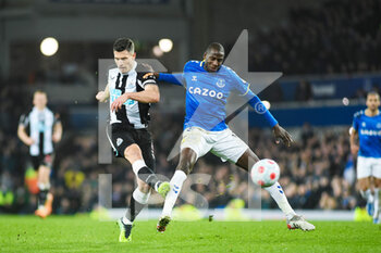 2022-03-17 - Newcastle United's defender Fabian Schar (5) and Everton's midfielder Abdoulaye Doucoure (16) during the English championship Premier League football match between Everton and Newcastle United on March 17, 2022 at Goodison Park in Liverpool, England - EVERTON VS NEWCASTLE UNITED - ENGLISH PREMIER LEAGUE - SOCCER