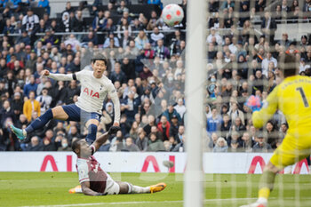 2022-03-20 - Heung-Min Son (7) of Tottenham Hotspur scores a goal 2-0 during the English championship Premier League football match between Tottenham Hotspur and West Ham United on March 20, 2022 at Tottenham Hotspur Stadium in London, England - TOTTENHAM HOTSPUR VS WEST HAM UNITED - ENGLISH PREMIER LEAGUE - SOCCER