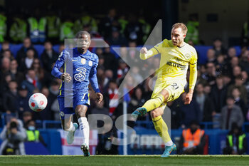 2022-04-02 - Christian Eriksen (21) of Brentford and Ngolo Kante (7) of Chelsea during the English championship Premier League football match between Chelsea and Brentford on April 2, 2022 at Stamford Bridge in London, England - CHELSEA VS BRENTFORD - ENGLISH PREMIER LEAGUE - SOCCER