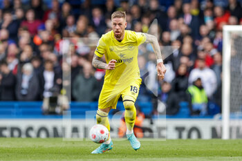 2022-04-02 - Pontus Jansson (18) of Brentford during the English championship Premier League football match between Chelsea and Brentford on April 2, 2022 at Stamford Bridge in London, England - CHELSEA VS BRENTFORD - ENGLISH PREMIER LEAGUE - SOCCER