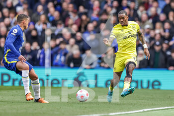 2022-04-02 - Ivan Toney (17) of Brentford and Thiago Silva (6) of Chelsea during the English championship Premier League football match between Chelsea and Brentford on April 2, 2022 at Stamford Bridge in London, England - CHELSEA VS BRENTFORD - ENGLISH PREMIER LEAGUE - SOCCER