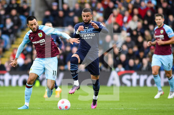 2022-04-02 - Burnley midfielder Dwight McNeil (11) and Manchester City's defender Kyle Walker (2) challenge for the ball during the English championship Premier League football match between Burnley and Manchester City on April 2, 2022 at Turf Moor in Burnley, England - BURNLEY VS MANCHESTER CITY - ENGLISH PREMIER LEAGUE - SOCCER