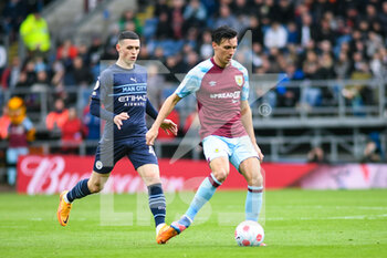 2022-04-02 - Burnley midfielder Jack Cork during the English championship Premier League football match between Burnley and Manchester City on April 2, 2022 at Turf Moor in Burnley, England - BURNLEY VS MANCHESTER CITY - ENGLISH PREMIER LEAGUE - SOCCER