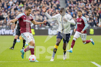 2022-04-03 - West Ham United midfielder Pablo Fornals (8) and Everton midfielder Abdoulaye Doucoure (16) during the English championship Premier League football match between West Ham United and Everton on April 3, 2022 at the London Stadium in London, England - WEST HAM UNITED VS EVERTON - ENGLISH PREMIER LEAGUE - SOCCER