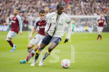 2022-04-03 - Everton midfielder Abdoulaye Doucoure (16) during the English championship Premier League football match between West Ham United and Everton on April 3, 2022 at the London Stadium in London, England - WEST HAM UNITED VS EVERTON - ENGLISH PREMIER LEAGUE - SOCCER