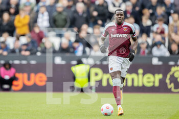 2022-04-03 - West Ham United defender Kurt Zouma during the English championship Premier League football match between West Ham United and Everton on April 3, 2022 at the London Stadium in London, England - WEST HAM UNITED VS EVERTON - ENGLISH PREMIER LEAGUE - SOCCER