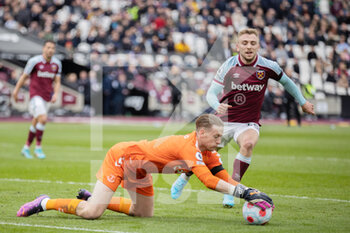 2022-04-03 - Everton goalkeeper Jordan Pickford (1) saves the ball looked on by West Ham United attacker Jarrod Bowen (20) during the English championship Premier League football match between West Ham United and Everton on April 3, 2022 at the London Stadium in London, England - WEST HAM UNITED VS EVERTON - ENGLISH PREMIER LEAGUE - SOCCER