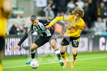 2022-04-08 - Newcastle United's Bruno Guimaraes holds off Wolves Fabio Silva during the English championship Premier League football match between Newcastle United and Wolverhampton Wanderers on April 8, 2022 at St James' Park in Newcastle, England - NEWCASTLE UNITED VS WOLVERHAMPTON WANDERERS - ENGLISH PREMIER LEAGUE - SOCCER