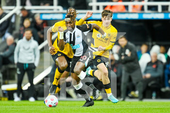 2022-04-08 - Wolves Luke Cundle tries to pull back Newcastle United's Allan Saint-Maximin during the English championship Premier League football match between Newcastle United and Wolverhampton Wanderers on April 8, 2022 at St James' Park in Newcastle, England - NEWCASTLE UNITED VS WOLVERHAMPTON WANDERERS - ENGLISH PREMIER LEAGUE - SOCCER