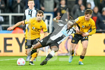 2022-04-08 - Wolves Jonny Otto and Luke Cundle try to pull back Newcastle United's Allan Saint-Maximin during the English championship Premier League football match between Newcastle United and Wolverhampton Wanderers on April 8, 2022 at St James' Park in Newcastle, England - NEWCASTLE UNITED VS WOLVERHAMPTON WANDERERS - ENGLISH PREMIER LEAGUE - SOCCER