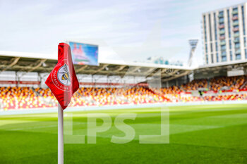 2022-04-10 - General view of the corner flag during the English championship Premier League football match between Brentford and West Ham United on April 10, 2022 at Brentford Community Stadium in Brentford, England - BRENTFORD VS WEST HAM UNITED - ENGLISH PREMIER LEAGUE - SOCCER