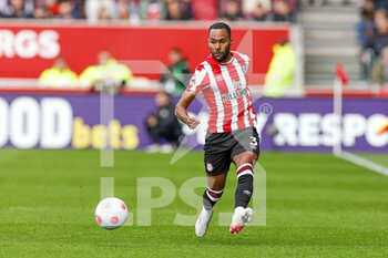 2022-04-10 - Rico Henry (3) of Brentford during the English championship Premier League football match between Brentford and West Ham United on April 10, 2022 at Brentford Community Stadium in Brentford, England - BRENTFORD VS WEST HAM UNITED - ENGLISH PREMIER LEAGUE - SOCCER