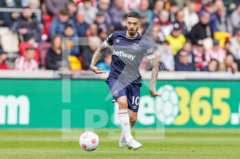 2022-04-10 - Manuel Lanzini (10) of West Ham during the English championship Premier League football match between Brentford and West Ham United on April 10, 2022 at Brentford Community Stadium in Brentford, England - BRENTFORD VS WEST HAM UNITED - ENGLISH PREMIER LEAGUE - SOCCER