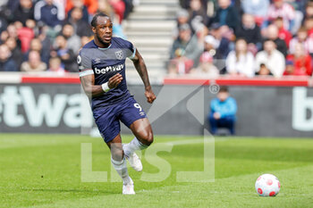 2022-04-10 - Michail Antonio (9) of West Ham during the English championship Premier League football match between Brentford and West Ham United on April 10, 2022 at Brentford Community Stadium in Brentford, England - BRENTFORD VS WEST HAM UNITED - ENGLISH PREMIER LEAGUE - SOCCER