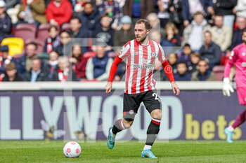 2022-04-10 - Christian Eriksen (21) of Brentford during the English championship Premier League football match between Brentford and West Ham United on April 10, 2022 at Brentford Community Stadium in Brentford, England - BRENTFORD VS WEST HAM UNITED - ENGLISH PREMIER LEAGUE - SOCCER