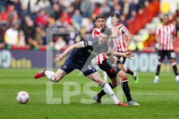 2022-04-10 - Declan Rice (41) of West Ham United tussles with Vitaly Janelt (27) of Brentford during the English championship Premier League football match between Brentford and West Ham United on April 10, 2022 at Brentford Community Stadium in Brentford, England - BRENTFORD VS WEST HAM UNITED - ENGLISH PREMIER LEAGUE - SOCCER