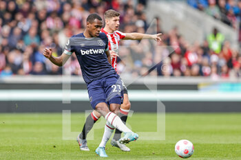 2022-04-10 - Issa Diop (23) of West Ham during the English championship Premier League football match between Brentford and West Ham United on April 10, 2022 at Brentford Community Stadium in Brentford, England - BRENTFORD VS WEST HAM UNITED - ENGLISH PREMIER LEAGUE - SOCCER