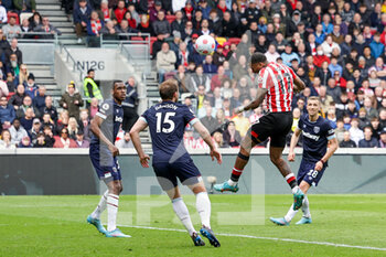 2022-04-10 - Ivan Toney (17) of Brentford scores a goal 2-0 during the English championship Premier League football match between Brentford and West Ham United on April 10, 2022 at Brentford Community Stadium in Brentford, England - BRENTFORD VS WEST HAM UNITED - ENGLISH PREMIER LEAGUE - SOCCER
