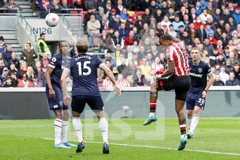 2022-04-10 - Ivan Toney (17) of Brentford scores a goal 2-0 during the English championship Premier League football match between Brentford and West Ham United on April 10, 2022 at Brentford Community Stadium in Brentford, England - BRENTFORD VS WEST HAM UNITED - ENGLISH PREMIER LEAGUE - SOCCER
