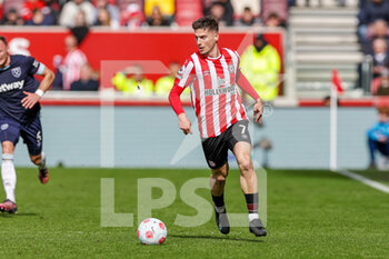 2022-04-10 - Sergi Canos (7) of Brentford during the English championship Premier League football match between Brentford and West Ham United on April 10, 2022 at Brentford Community Stadium in Brentford, England - BRENTFORD VS WEST HAM UNITED - ENGLISH PREMIER LEAGUE - SOCCER