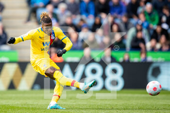 2022-04-10 - Crystal Palace forward Wilfred Zaha (11) scores penalty during the English championship Premier League football match between Leicester City and Crystal Palace on April 10, 2022 at the King Power Stadium in Leicester, England - LEICESTER CITY VS CRYSTAL PALACE - ENGLISH PREMIER LEAGUE - SOCCER
