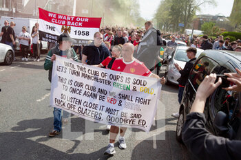 2022-04-17 - Protest march anti glazers ahead of the English championship Premier League football match between Manchester United and Norwich City on April 16, 2022 at Old Trafford in Manchester, England - MANCHESTER UNITED VS NORWICH CITY - ENGLISH PREMIER LEAGUE - SOCCER
