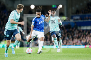 2022-04-20 - Everton's midfielder Alex Iwobi (17) and Nampalys Mendy of Leicester City during the English championship Premier League football match between Everton and Leicester City on April 20, 2022 at Goodison Park in Liverpool, England - EVERTON VS LEICESTER CITY - ENGLISH PREMIER LEAGUE - SOCCER