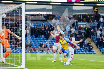 2022-04-21 - Burnley forward Wout Weghorst (9) headers the ball against the post during the English championship Premier League football match between Burnley and Southampton on April 21, 2022 at Turf Moor in Burnley, England - BURNLEY VS SOUTHAMPTON - ENGLISH PREMIER LEAGUE - SOCCER