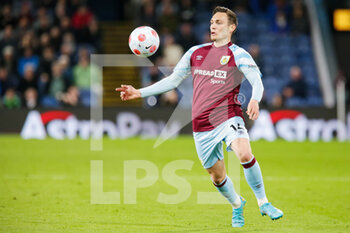 2022-04-21 - Burnley defender Connor Roberts during the English championship Premier League football match between Burnley and Southampton on April 21, 2022 at Turf Moor in Burnley, England - BURNLEY VS SOUTHAMPTON - ENGLISH PREMIER LEAGUE - SOCCER