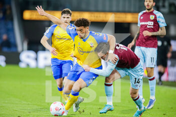 2022-04-21 - Burnley defender Connor Roberts holds Southampton's forward Che Adams (10) during the English championship Premier League football match between Burnley and Southampton on April 21, 2022 at Turf Moor in Burnley, England - BURNLEY VS SOUTHAMPTON - ENGLISH PREMIER LEAGUE - SOCCER