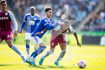 2022-04-23 - Aston Villa defender Ashley Young (18) battles for possession during the English championship Premier League football match between Leicester City and Aston Villa on April 23, 2022 at the King Power Stadium in Leicester, England - LEICESTER CITY VS ASTON VILLA - ENGLISH PREMIER LEAGUE - SOCCER