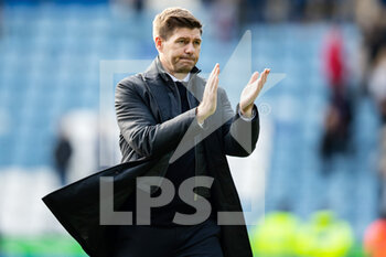 2022-04-23 - Aston Villa Manager Steven Gerrard applauds fans after the English championship Premier League football match between Leicester City and Aston Villa on April 23, 2022 at the King Power Stadium in Leicester, England - LEICESTER CITY VS ASTON VILLA - ENGLISH PREMIER LEAGUE - SOCCER
