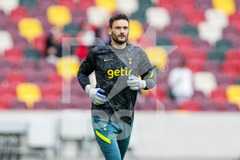 2022-04-23 - Hugo Lloris (1) of Tottenham Hotspur warms up during the English championship Premier League football match between Brentford and Tottenham Hotspur on April 23, 2022 at Brentford Community Stadium in Brentford, England - BRENTFORD VS TOTTENHAM HOTSPUR - ENGLISH PREMIER LEAGUE - SOCCER