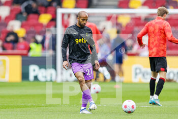 2022-04-23 - Lucas Moura (27) of Tottenham Hotspur warms up during the English championship Premier League football match between Brentford and Tottenham Hotspur on April 23, 2022 at Brentford Community Stadium in Brentford, England - BRENTFORD VS TOTTENHAM HOTSPUR - ENGLISH PREMIER LEAGUE - SOCCER