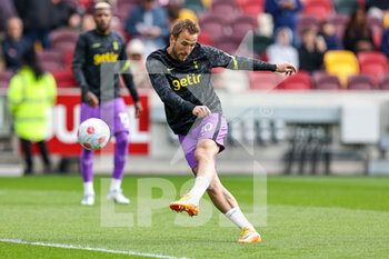 2022-04-23 - Harry Kane (10) of Tottenham Hotspur warms up during the English championship Premier League football match between Brentford and Tottenham Hotspur on April 23, 2022 at Brentford Community Stadium in Brentford, England - BRENTFORD VS TOTTENHAM HOTSPUR - ENGLISH PREMIER LEAGUE - SOCCER