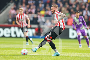 2022-04-23 - Pontus Jansson (18) of Brentford during the English championship Premier League football match between Brentford and Tottenham Hotspur on April 23, 2022 at Brentford Community Stadium in Brentford, England - BRENTFORD VS TOTTENHAM HOTSPUR - ENGLISH PREMIER LEAGUE - SOCCER