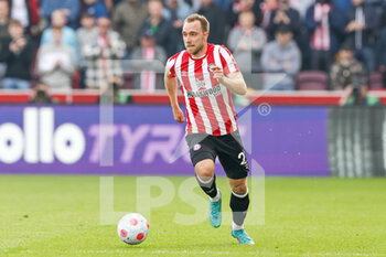 2022-04-23 - Christian Eriksen (21) of Brentford during the English championship Premier League football match between Brentford and Tottenham Hotspur on April 23, 2022 at Brentford Community Stadium in Brentford, England - BRENTFORD VS TOTTENHAM HOTSPUR - ENGLISH PREMIER LEAGUE - SOCCER