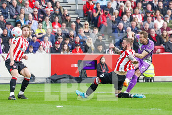 2022-04-23 - Harry Kane (10) of Tottenham Hotspur shoots during the English championship Premier League football match between Brentford and Tottenham Hotspur on April 23, 2022 at Brentford Community Stadium in Brentford, England - BRENTFORD VS TOTTENHAM HOTSPUR - ENGLISH PREMIER LEAGUE - SOCCER