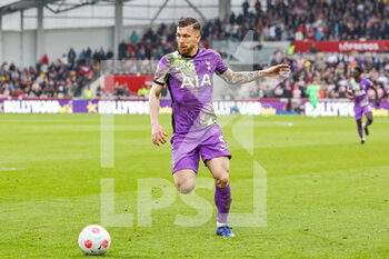 2022-04-23 - Pierre-Emile Hojbjerg (5) of Tottenham Hotspur during the English championship Premier League football match between Brentford and Tottenham Hotspur on April 23, 2022 at Brentford Community Stadium in Brentford, England - BRENTFORD VS TOTTENHAM HOTSPUR - ENGLISH PREMIER LEAGUE - SOCCER