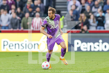 2022-04-23 - Harry Kane (10) of Tottenham Hotspur during the English championship Premier League football match between Brentford and Tottenham Hotspur on April 23, 2022 at Brentford Community Stadium in Brentford, England - BRENTFORD VS TOTTENHAM HOTSPUR - ENGLISH PREMIER LEAGUE - SOCCER