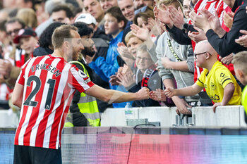 2022-04-23 - Christian Eriksen (21) of Brentford acknowledges a fan during the English championship Premier League football match between Brentford and Tottenham Hotspur on April 23, 2022 at Brentford Community Stadium in Brentford, England - BRENTFORD VS TOTTENHAM HOTSPUR - ENGLISH PREMIER LEAGUE - SOCCER