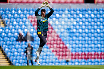 2022-04-24 - Wolverhampton Wanderers goalkeeper Jose Sa (1) warms up before the English championship Premier League football match between Burnley and Wolverhampton Wanderers on April 24, 2022 at Turf Moor in Burnley, England - BURNLEY VS WOLVERHAMPTON WANDERERS - ENGLISH PREMIER LEAGUE - SOCCER