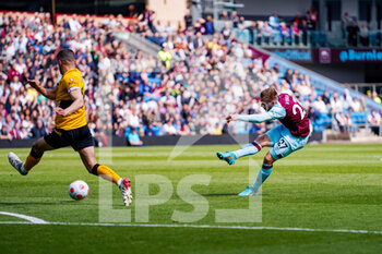 2022-04-24 - Burnley forward Matej Vydra (27) takes a shot during the English championship Premier League football match between Burnley and Wolverhampton Wanderers on April 24, 2022 at Turf Moor in Burnley, England - BURNLEY VS WOLVERHAMPTON WANDERERS - ENGLISH PREMIER LEAGUE - SOCCER